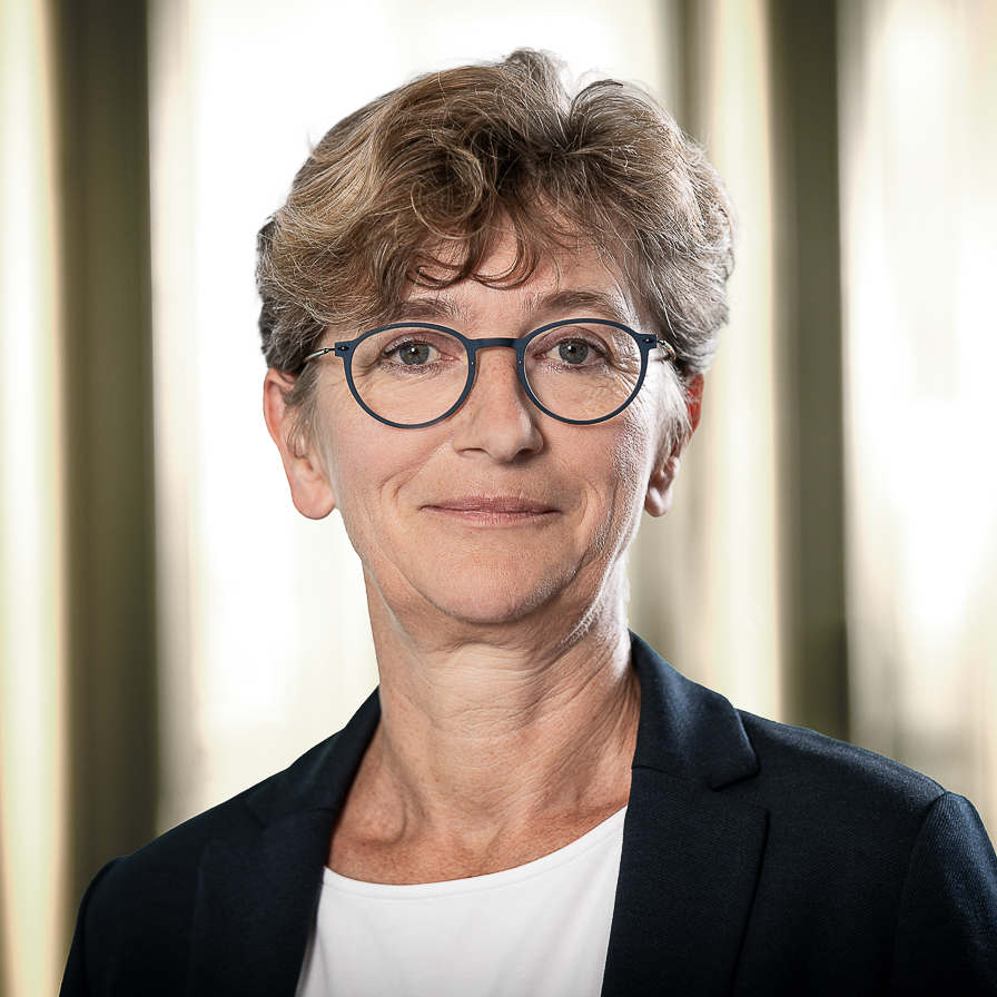 Bettina Hofer, Associate