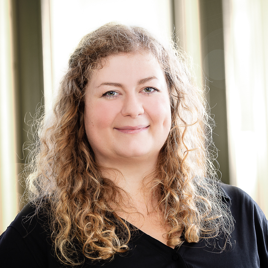 Carla Krüger, Associate