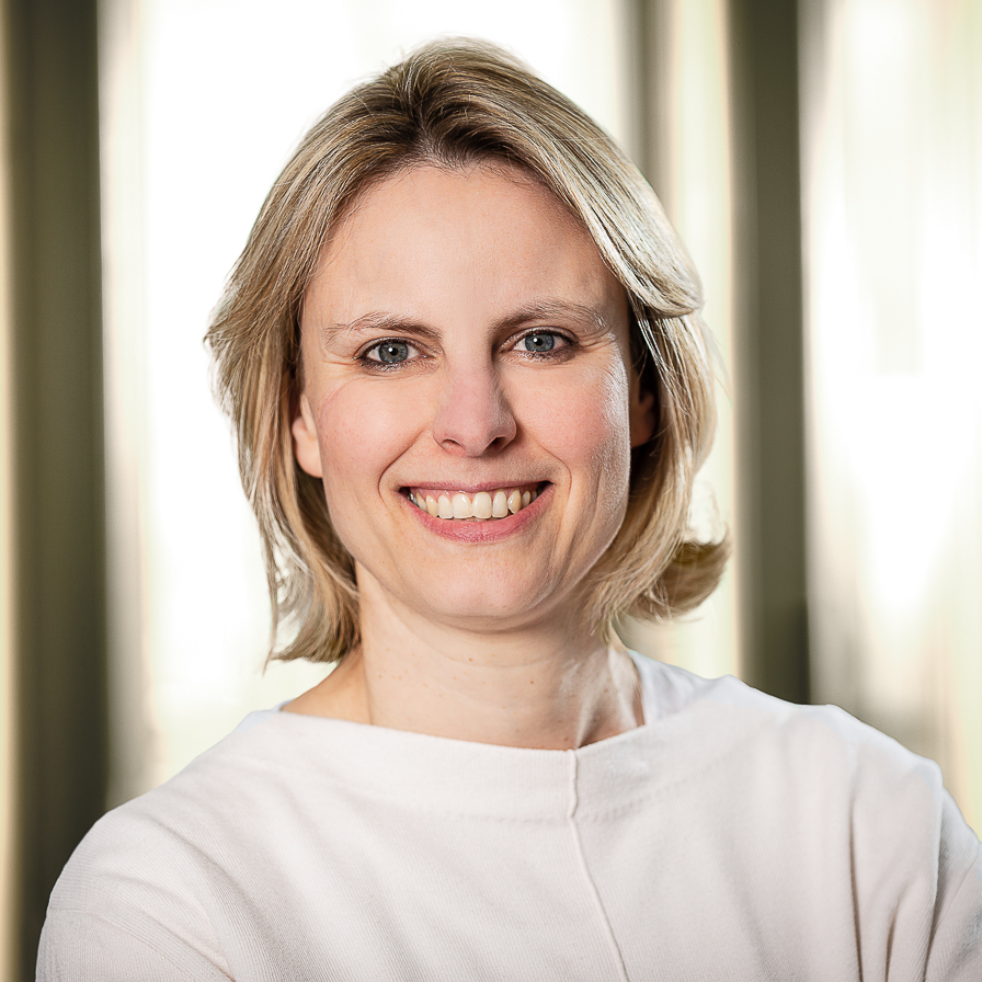 Diana Lütke Schürmann, Associate