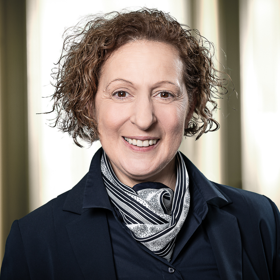Elmas Schräder, Assistant