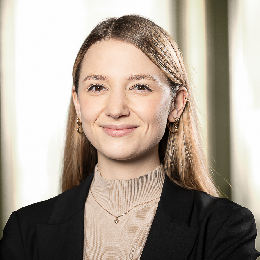 Luca Sophie Mayer, Associate