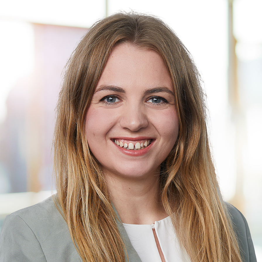 Maxie Vienenkötter, Associate