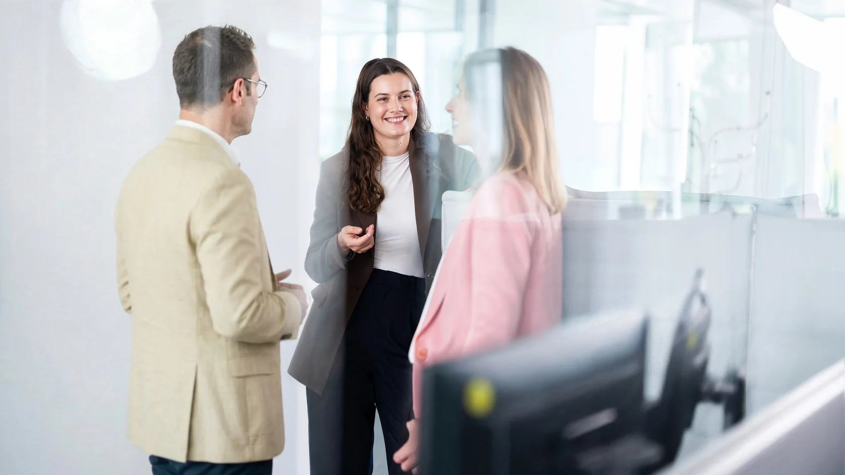 Kollegiale-Abstimmung-im-Arbeitsbereich-16-9_editing-man-exchanged_V3