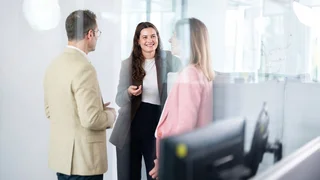 Kollegiale-Abstimmung-im-Arbeitsbereich-16-9_editing-man-exchanged_V3