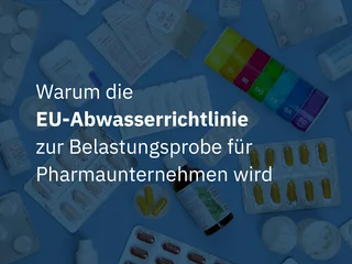 EU-Abwasserrichtlinie: Belastungsprobe für die Pharmaindustrie Grafik mit Medikamenten, Teststreifen und Spritze auf blauem Hintergrund, mit Text zur EU-Abwasserrichtlinie und Diapharm-Logo.