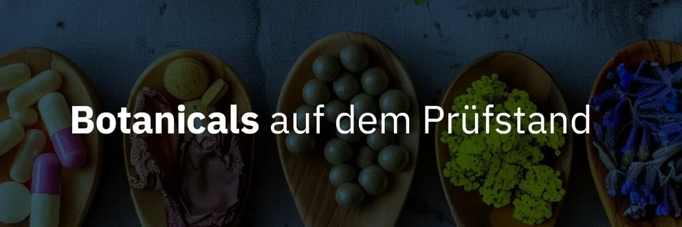 Grafik mit Holzlöffeln voller Kapseln, Tabletten und Kräutern, ergänzt durch frische Pflanzen und Text zu regulatorischer Bewertung botanischer Inhaltsstoffe, inklusive Diapharm-Logo.