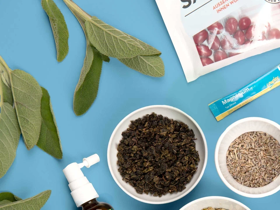 Natürliche und pharmazeutische Vitalstoffe Verschiedene Kräuter, Tabletten, Kapseln und Nahrungsergänzungsmittel auf hellblauem Hintergrund arrangiert.