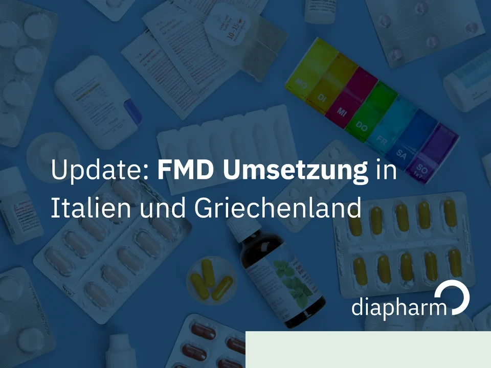 Grafik mit Medikamenten, Wochendosierer und Text zur FMD-Umsetzung in Italien und Griechenland, inklusive Diapharm-Logo.