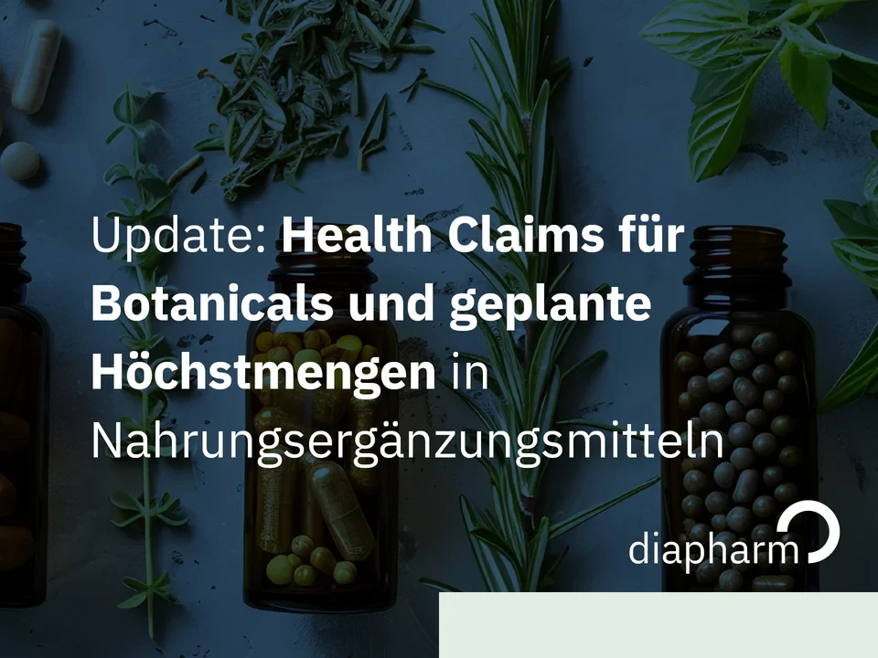 Zwei Glasflaschen mit Kapseln und Kräutern auf blaugrünem Hintergrund, mit Text zu Health Claims und Höchstmengen, inklusive Diapharm-Logo.
