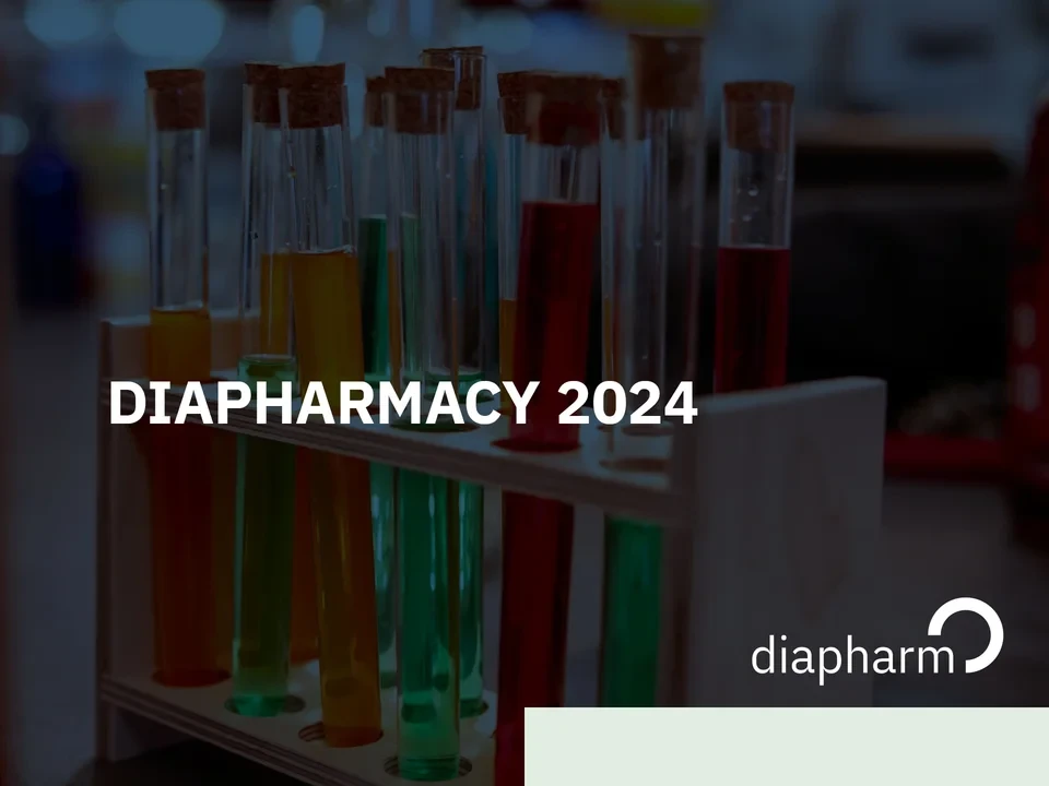 Grafik mit Reagenzgläsern voller bunter Flüssigkeiten in einem Laborumfeld, überlagert mit dem Schriftzug „Diapharmacy 2024“ und Diapharm-Logo.