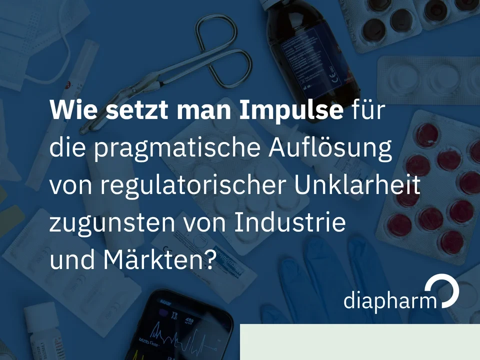 Grafik mit medizinischen Produkten, Tablet mit Diagramm und Molekülstruktur im Hintergrund. Text zur pragmatischen Auflösung regulatorischer Unklarheiten, inklusive Diapharm-Logo.