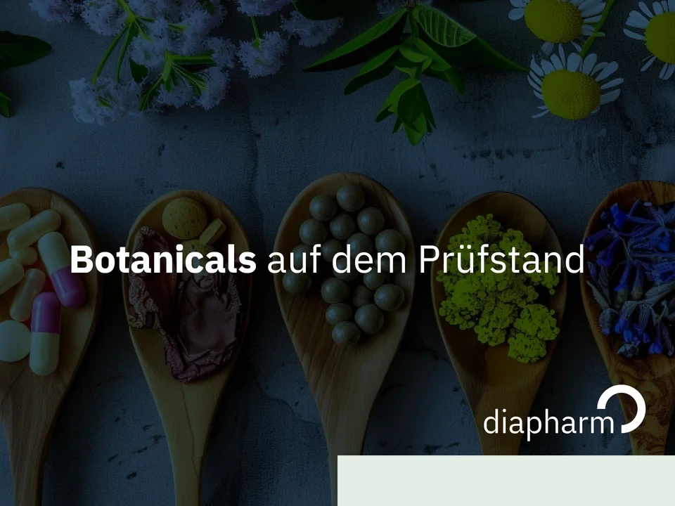 Grafik mit Holzlöffeln voller Kapseln, Tabletten und Kräutern, ergänzt durch frische Pflanzen und Text zu regulatorischer Bewertung botanischer Inhaltsstoffe, inklusive Diapharm-Logo.