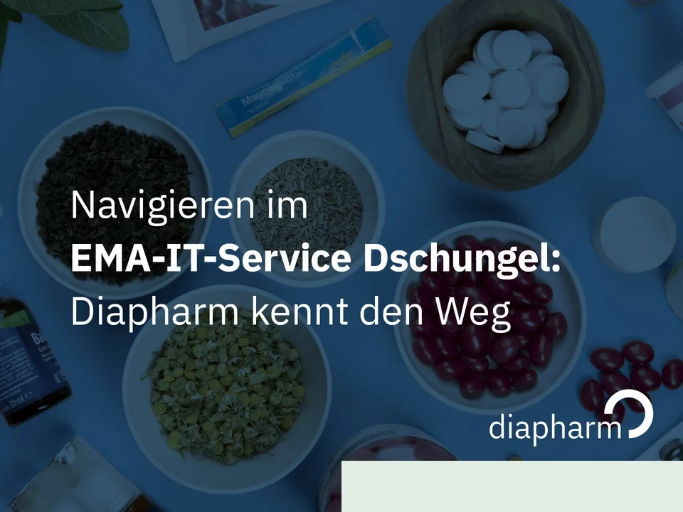 Grafik mit Schalen voller Kapseln, Tabletten und Kräutern auf blauem Hintergrund. Text zur Orientierung im EMA-IT-Service-Dschungel, inklusive Diapharm-Logo.